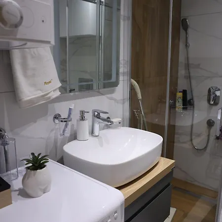 Apartment Royal73 *